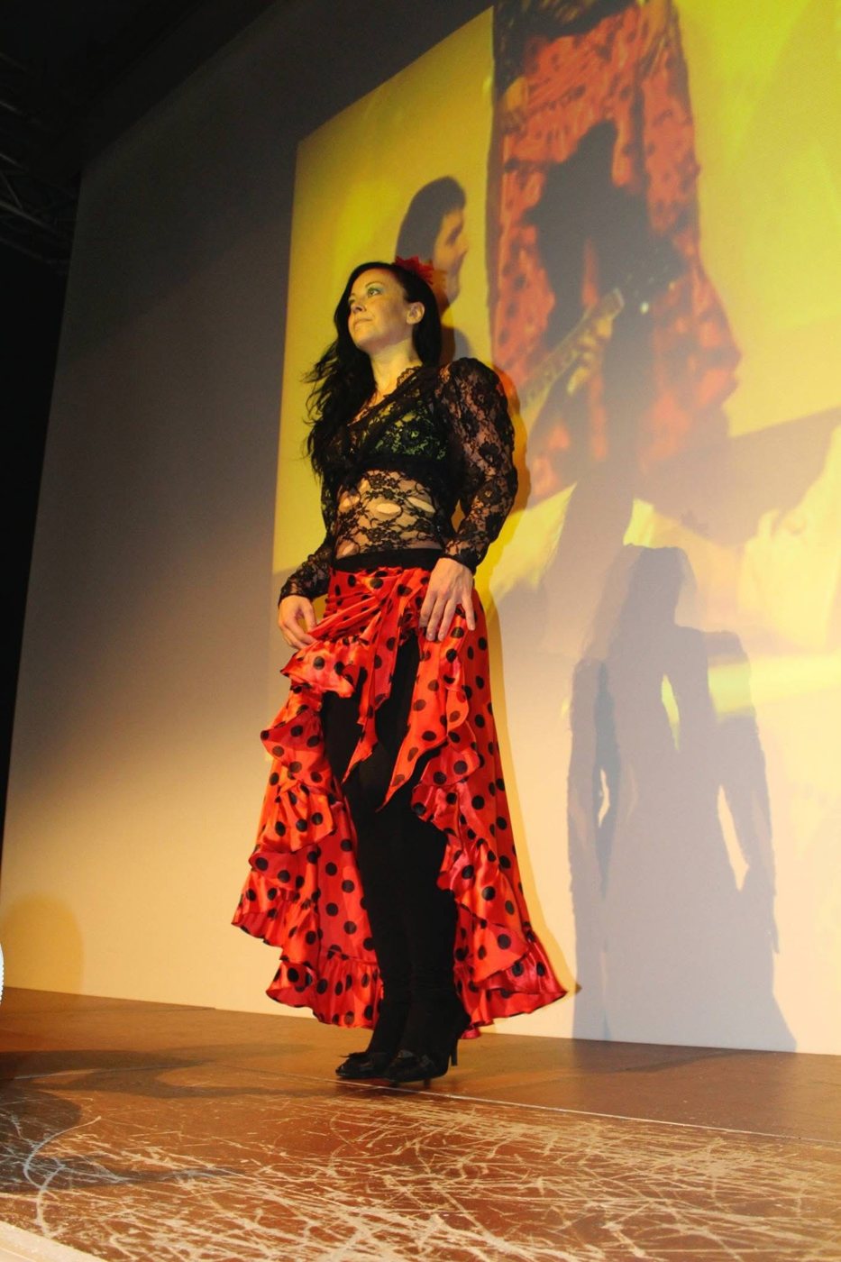 Elena im roten Flamencorock auf der Bühne