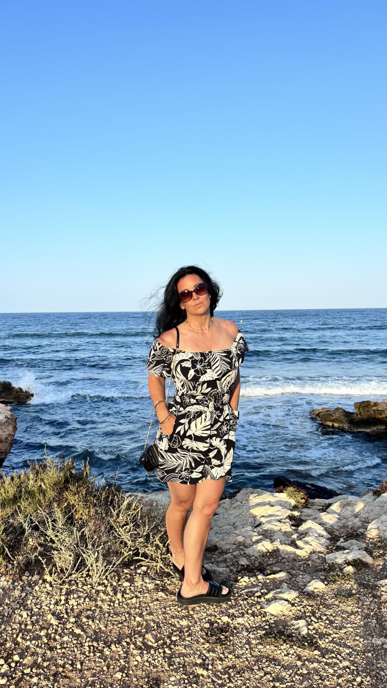 Elena am Meer mit Sonnenbrille