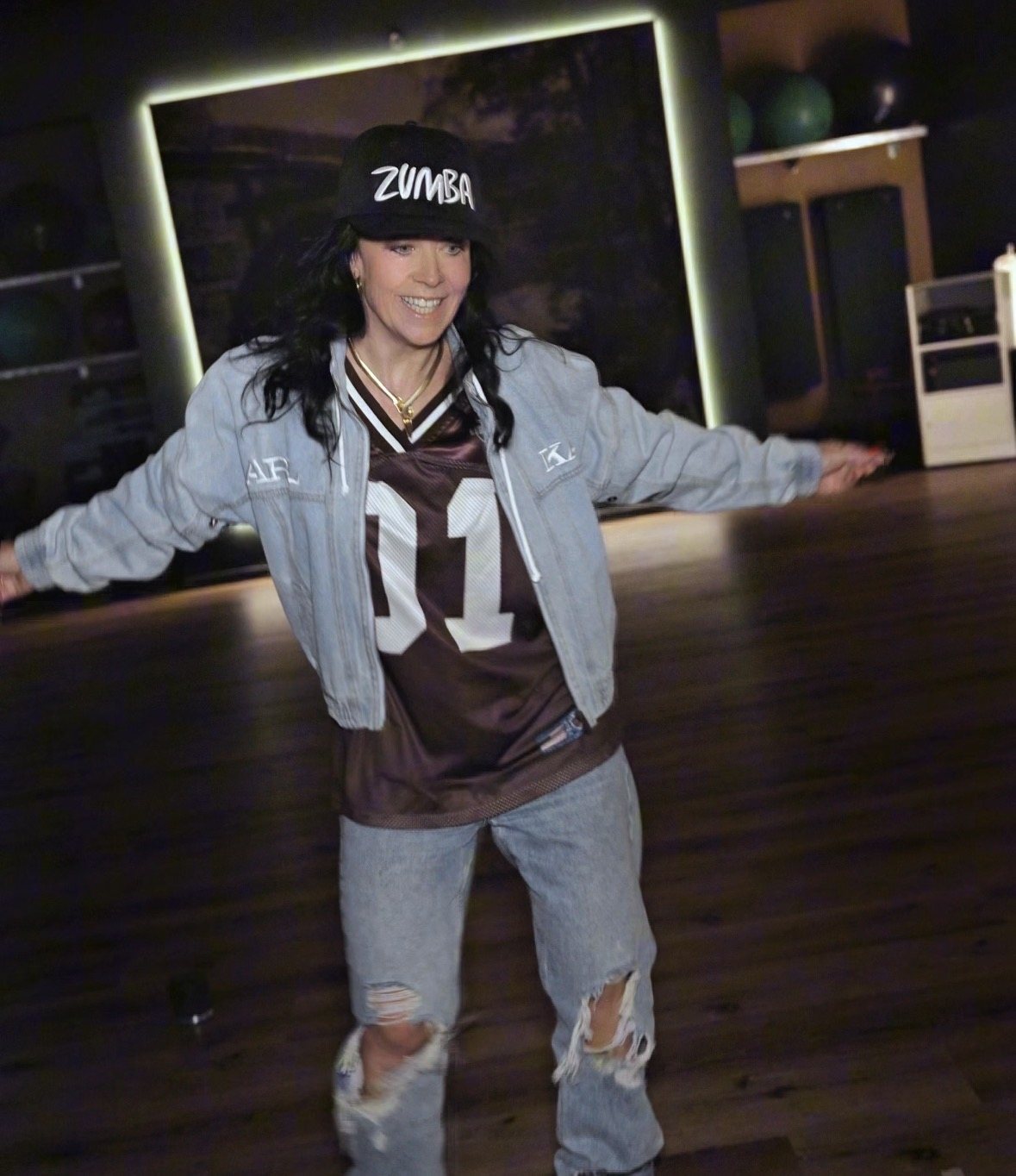 Elena tanzt im Studio mit Zumba-Cap